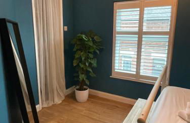 Hoole House- Bright and modern 2 bedroom house, close to Chester train station and the City Centre - Photo 8