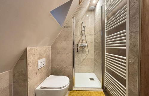 Chant des mouettes Maison rénovée spacieuse tout confort grand jardin belle terrasse aménagée parking 8 personnes 4 sdb 5 wc à 10 mn à pied de la mer Port en Bessin tous commerces restaurants proche Omaha Beach - Photo 23