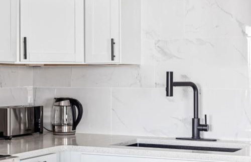 New Renovated 5BD Home with Hot Tub Sauna & Game Rm - Foto 22