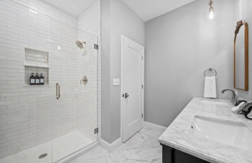 Stunning Penthouse Double King Suite on Butler Street with rooftop deck and free off street parking - Foto 32