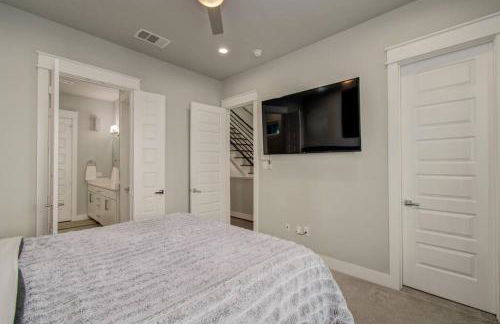Luxurious Med Cntr/NRG Townhome - Photo 17