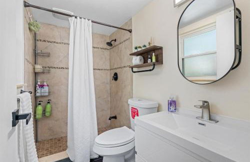 Spacious & Amazing Home w Big Pool and Patio - Photo 28