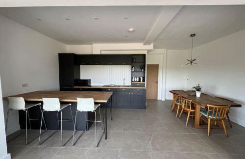 The Hayloft, Modern 4 Bed, 8 person, Barn Conversion in a Rural Location with Great Access & Hot Tub - Foto 6