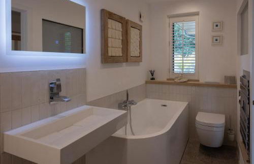 Saltwater Lodge - Air Conditioned 75yrd to the sea - Photo 18