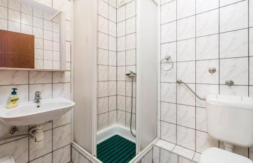 3 Bedroom Cozy Apartment In Prizna - Photo 32