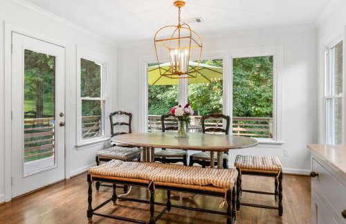 Updated and Spacious Home with Huge Yard Office and Decks - Foto 21