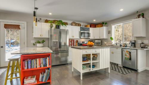 Bradford Group Getaway! Cabin with Deck and Fire Pit - Foto 3