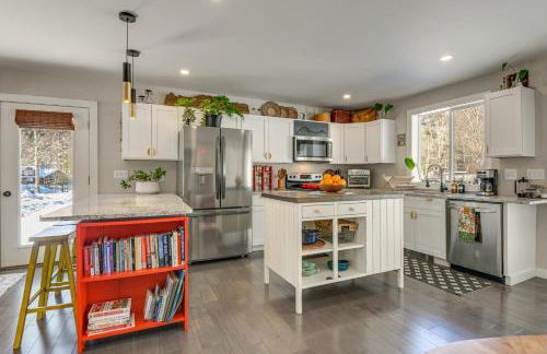 Bradford Group Getaway! Cabin with Deck and Fire Pit - Foto 3