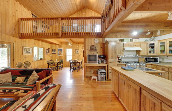 Pet-Friendly House with Deck Near Crater Lake! - Foto 81