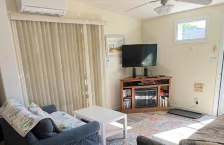 2026 Summer Cottage Sleeps 6, 2 Bedrooms Sun Room Jaccuzi 1 Mile to Beach! - Foto 11