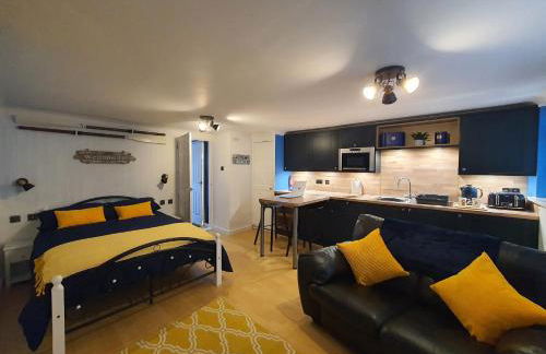 Hayling Hideaway, private cosy annex near to beach - Photo 1