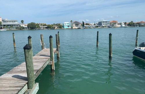 Luxury and Spacious Waterside Getaway - Foto 26