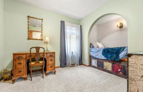 Spacious 5 Bed Retreat, Walk to Lifts and Main - Photo 16