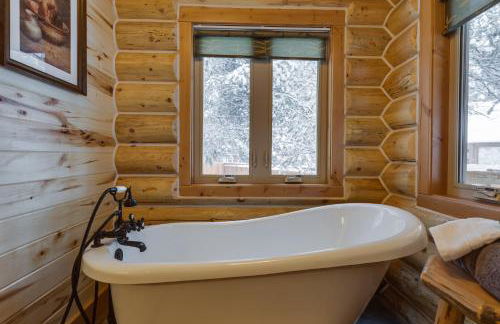 Lumberjack Lodge by KABINO Hot Tub Fire Pit Satellite WiFi Grill Large Porch - Foto 6