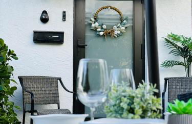 Stylish Stay Close to UM City Vibes - Photo 1