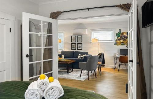 Step into School Spirit at the Golden Dome Getaway - Foto 26