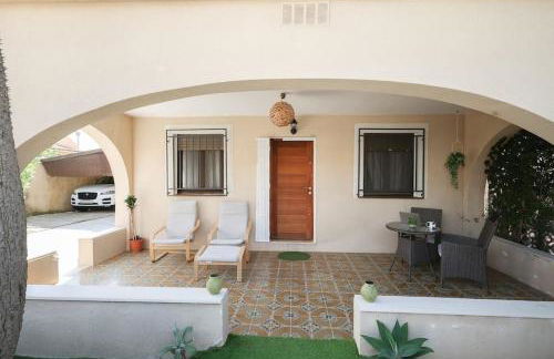 Cómodo chalet en la playa con gran patio exterior cerca del MET Y Campo de Golf - Photo 1