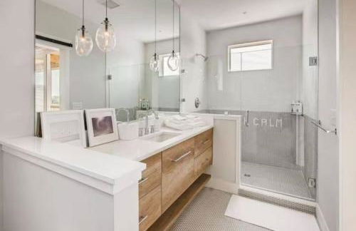 New Modern Waterfront Home w Saltwater Pool - Foto 17