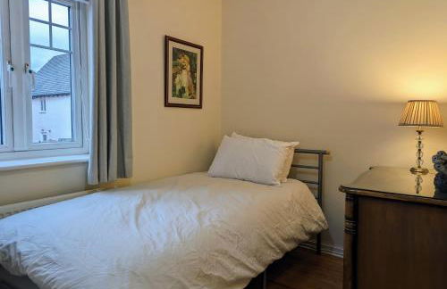 Sherlock's Moray House -Idea long stay for contractors & family Two bedroom mid terrace 3 beds 2 sofa beds Sleep 5 Working facility Free WiFi TV & private parking Enclose rear garden dog friendly Sainsbury's & takeaway pubs in walking distance - Foto 11