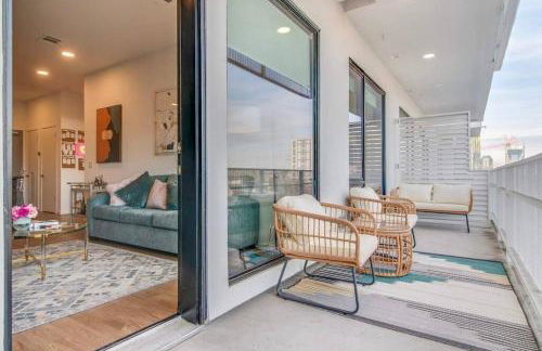 Stylish downtown condo w/ pool & parking - Foto 30