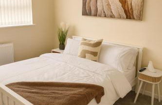 Spacious 3-Bed House with Private Yard - Foto 12