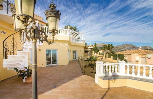 Three-Bedroom Apartment In Trullent - Photo 10