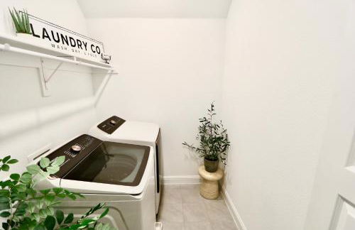 Luxe Living 4-bedroom with fireplace & game room - Photo 18