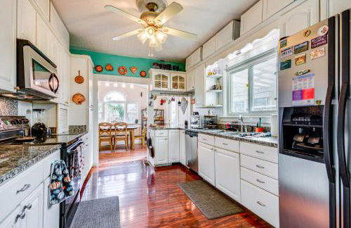 Storybook Craftsman Home with Private Hot Tub! - Foto 2