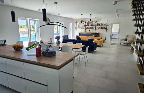 Villa Blue Moon for 9 persons near Porec with 42 m2 heated pool, wellness, kids playground & sea view - Foto 16