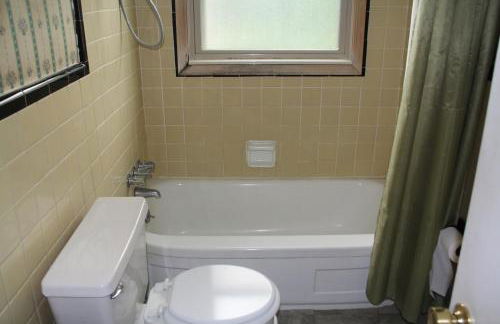 Beautiful, Cozy Stay in Oak Park, Queen Bedroom, Work Setup & Backyard Grill - Foto 13