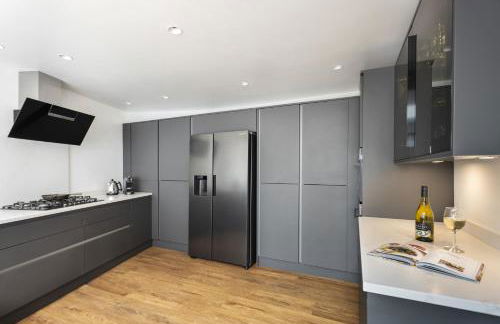 Coronation Family Cottage, Modernised 200-Year-Old Lake District Cottage with Private Hot Tub and Parking - Ridgestone - Foto 39