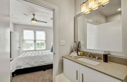 2BR Airy Getaway Near Downtown Pool Gym - Foto 20