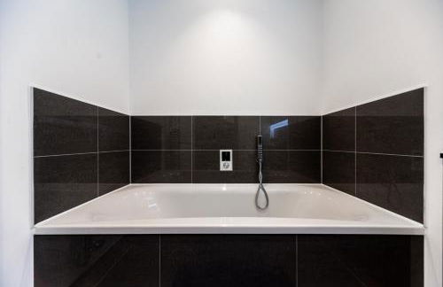 Step Free 2 Bed 2 bath Oasis FlatIClose to David Lloyd Gym with Fully Equipped Kitchen& Parking in DartfordIMins from station and 45 mins into Central London - Photo 16