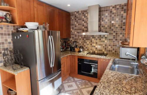 Whimsical Lakefront Chalet - Foto 31