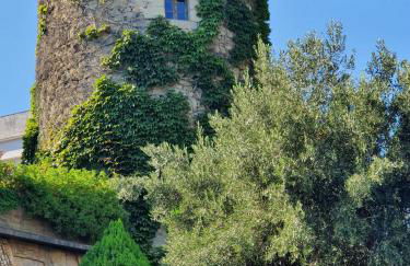 Medieval tower & villa by the sea - Photo 1