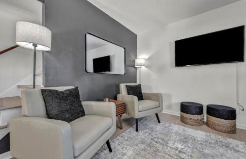 NEW! Modern Retreat Near CLE-Game Room-Renovated - Foto 45