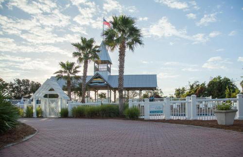 Luxury cottage with pools & multiple decks, 1/2 block to beach - Foto 43