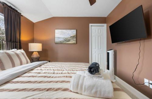 Lakefront Retreat, Mins to Dtown, Firepit, Hot Tub, Pet friendly! - Foto 21