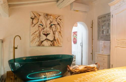 Steps from the Port! Chic 2-Bed in the Heart of Saint-Tropez - Photo 17