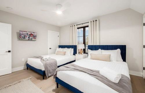 Chateau in the Village - Brand New 3BD 5BA - Foto 26