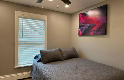 Stylish 3 BR Entire Home NearTown & Beach with Pool Table & King Bed - Foto 15