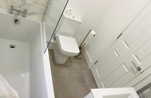 Neath, South Wales Getaway - 4 Bedroom Home -7 Guests - Free Parking - Foto 15