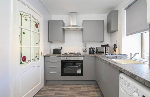 3-Bed Apartment Ideal for Contactors - Near Clyde Shipyard - 25 min Glasgow Airport - Photo 6