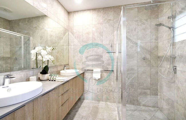 Urbanretreat Modern Outdoor Dining Backyard - Foto 24