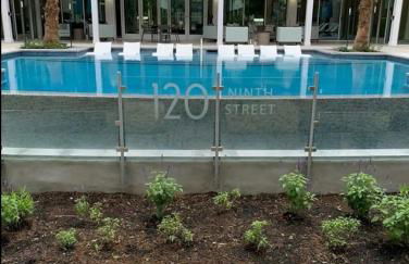 Riverwalk and Pool view Apt with King bed Infinity Pool Gym Free Parking - Foto 41