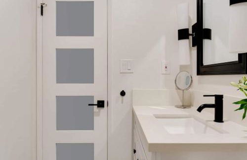 Sophisticated Long Beach Suite with Patio Dining and Parking NRP21-00185 - Foto 23