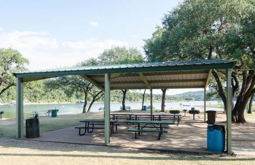 Remodeled Historic Lakefront Gem Overlooking Lake Travis and Jones Brothers Park *Great for Families and Groups* - Foto 28