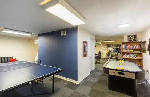 Lrge 5 BR 9 Beds Near DC-Pool, Hot Tub, Gym, Game Rm, Fire Pit - Foto 22