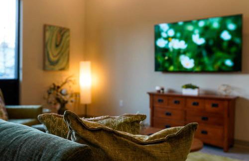 Peridot Suite - NEW 2bdrm 2bath Loft near Mass! - Photo 32