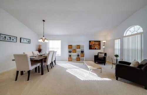 630- 3 Bedroom South facing Home with Pool Drenched in Florida Sunshine Perfect for Families - Foto 27